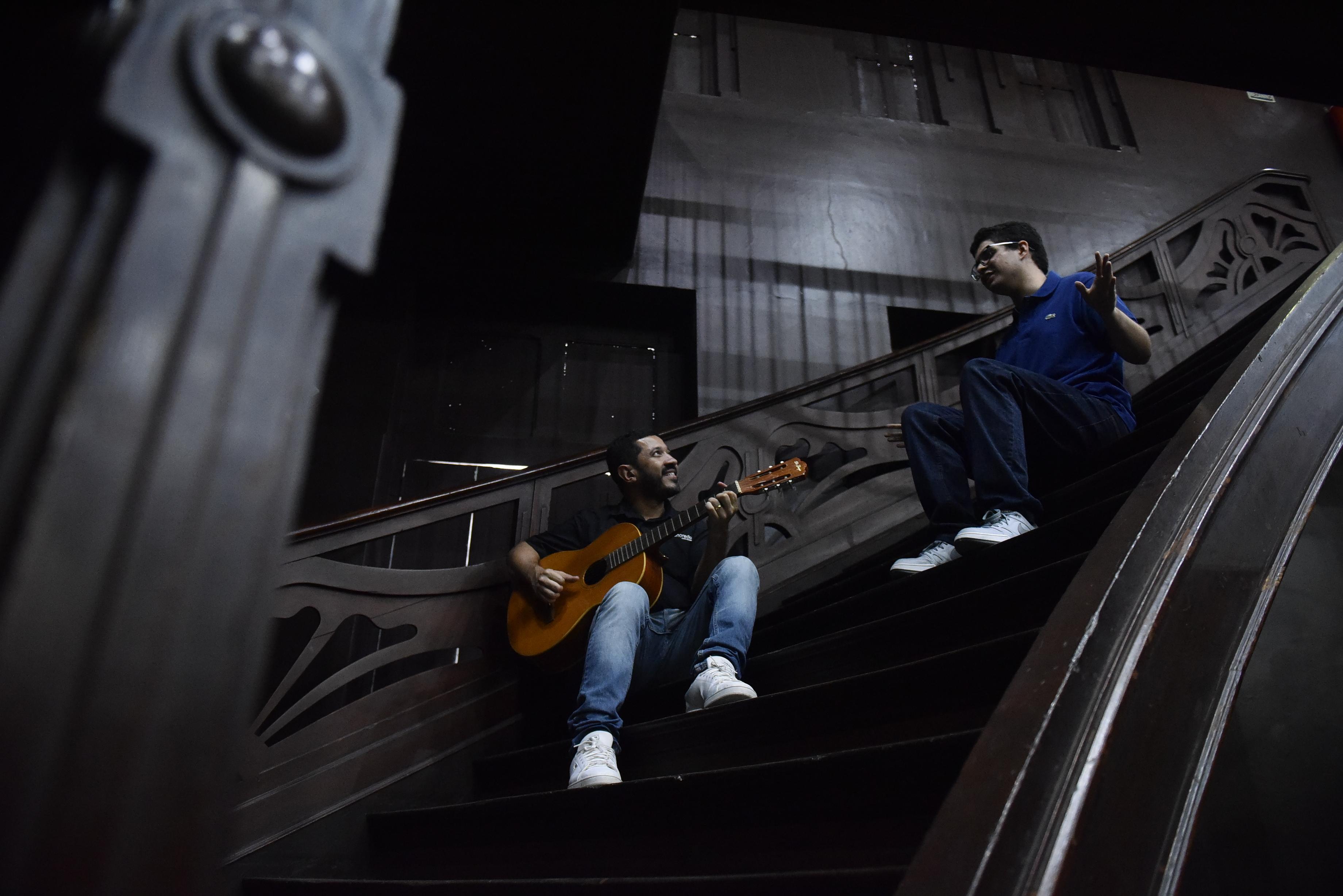 Mateus Simões solta a voz ao lado do professor e  músico Adriano Cruz no Teatro Experimental Waldemar Henrique, em Belém